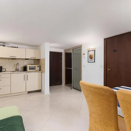Center Park Apartment *